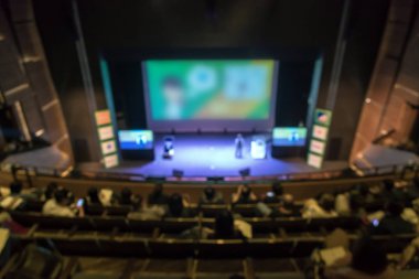 Attende arka plan ile düşük ışık durum, iş ve eğitim kavramı ile konferans salonu veya seminer odası soyut bulanık fotoğraf