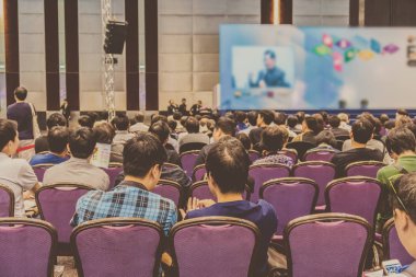Sahnedeki konuşmacılar, konferans salonunda veya seminer toplantısında, yatırım konseptiyle ilgili iş ve eğitim alanlarında seyirci görüşü ile sahnede