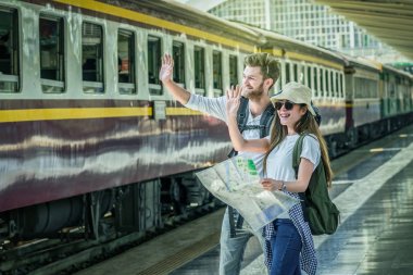 Tren İstasyonu, seyahat ve ulaşım kavramı haritaya bakarak çok etnik gruptan oluşan gezginler
