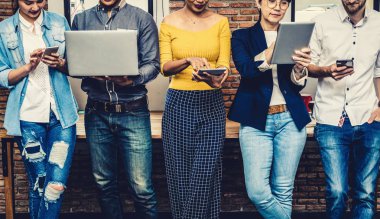 Asya grup ve çok ırklı iş insanlar rahat takım mobil teknolojisiyle, tablet, dizüstü bilgisayar ve bilgisayar için çalışma ya da sosyal ağ içinde modern ofis, insanlar iş grup kavramı ile