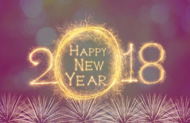 Mutlu yeni yıl 2018 üzerinde havai fişek koyu arka plan, kutlama ve tebrik kartları konsepti ile ışıltı havai fişek ile yazılı