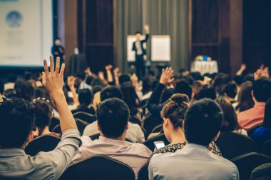 Konferans salonunda ya da seminer toplantısında, iş ve eğitim kavramında seyirci görüşü ile sahnede olan konuşmacı