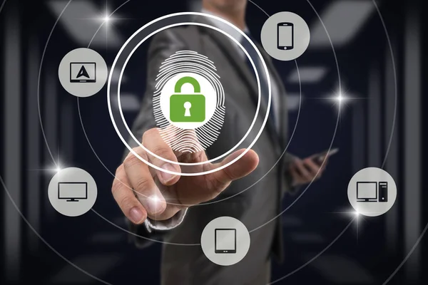 İşadamı parmak izi inceden inceye gözden geçirmek ve presleme teknoloji kilit güvenlik için kilidini tüm bilgi teknolojisi aygıt bulanık veri merkezi sunucu Oda arka plan üzerinde