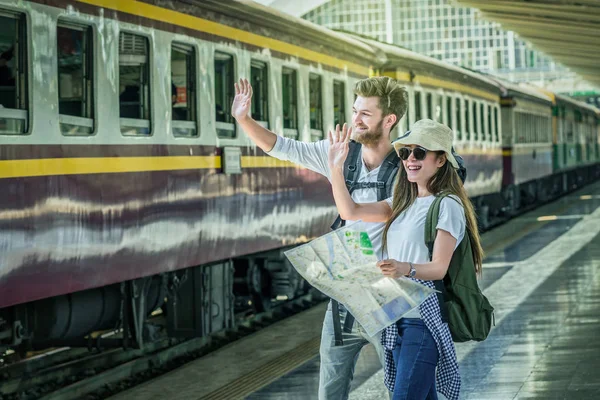 Πολυεθνικό Ταξιδιώτες Που Αναζητούν Στο Χάρτη Στο Σιδηροδρομικό Σταθμό Ταξίδι — Φωτογραφία Αρχείου