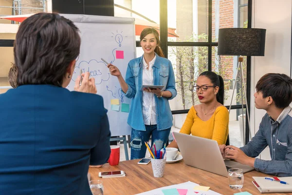 Grupo Personas Negocios Asiáticos Multiétnicos Con Traje Casual Trabajando Con — Foto de Stock