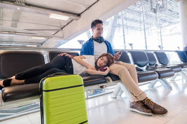 Asijské Pár Cestovatel Štěstí Čekání Spí Čekání Sedadla Kufry Moderním — Stock fotografie