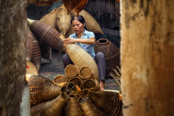 Old Vietnamese Female Craftsman Making Traditional Bamboo Fish Trap Weave — Stock Photo, Image