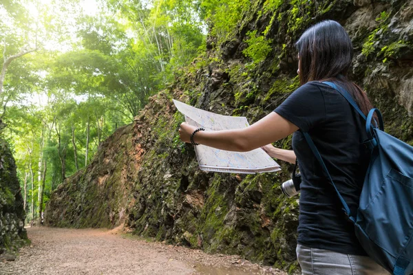 Odwrocie Młody Podróżnik Zobacz Mapę Głębokim Lesie Hellfire Pass Kanchanaburi — Zdjęcie stockowe