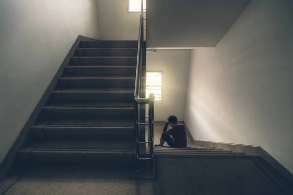 Homem Deprimido Sentado Cabeça Mãos Escada Escada Incêndio Escada Construção — Fotografia de Stock