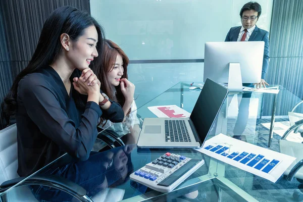 Grupo Gente Negocios Asiáticos Con Trajes Casuales Trabajando Hablando Juntos —  Fotos de Stock