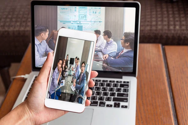 Ruka Držící Technologie Chytrý Mobilní Telefon Videokonference Prostřednictvím Monitoru Pro — Stock fotografie