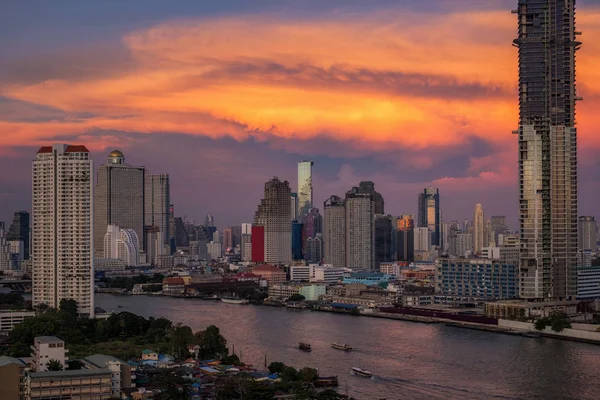 梦幻般的景色 曼谷的城市景观河边与惊人的美丽的云天空在黄昏时间 — 图库照片