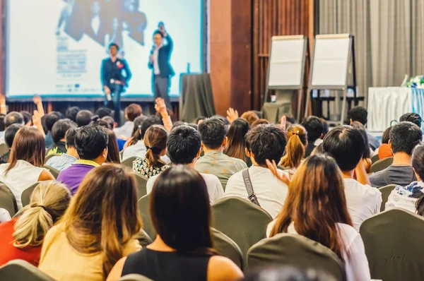 Spreker Het Podium Met Achteraanzicht Van Het Publiek Conferentiezaal Seminarie — Stockfoto