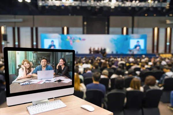 Conjunto Computadores Mostrando Grupo Empresários Asiáticos Com Ternos Casuais Fazendo — Fotografia de Stock