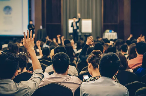 Spreker Het Podium Met Achteraanzicht Van Het Publiek Conferentiezaal Seminarie Stockafbeelding