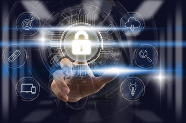 İşadamı parmak hafif bulanıklık sunucu Oda arka plan, siber güvenlik veri koruma desteği teknoloji gizlilik kavramı üzerinde güvenlik erişimi teknoloji simgesi olan anahtar simgesi dokunmadan.