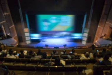 Attende arka plan ile düşük ışık durum, iş ve eğitim kavramı ile konferans salonu veya seminer odası soyut bulanık fotoğraf