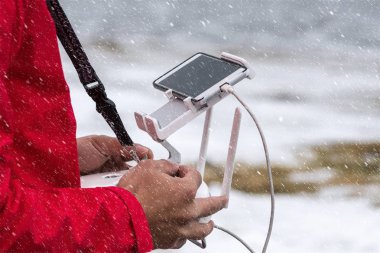 Portre fotoğrafçısı teslim kontrol uçağı kış, Lototen, Norveç fotoğrafçı ve ulaşım kavram Uttakleiv sahilde deniz manzarası