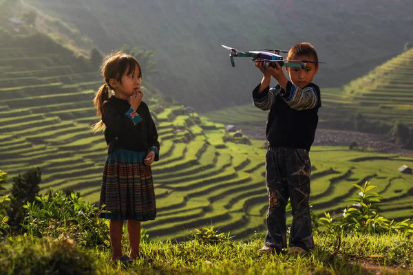 Yenbai Vietnam Septiembre 2017 Niños Hmong Vietnamitas Indefinidos Sosteniendo Dron —  Fotos de Stock