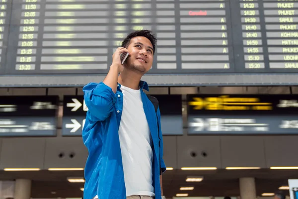 Asiático Viajante Verificando Tela Informações Voo Moderno Aeroporto Viagens Transporte — Fotografia de Stock