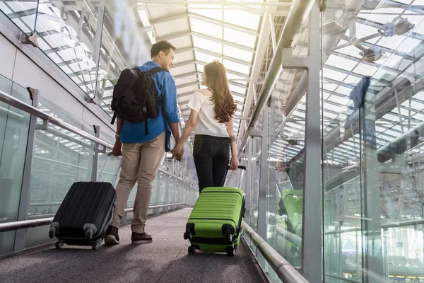 Aziatische Paar Reiziger Met Koffers Luchthaven Minnaar Reizen Vervoer Met — Stockfoto