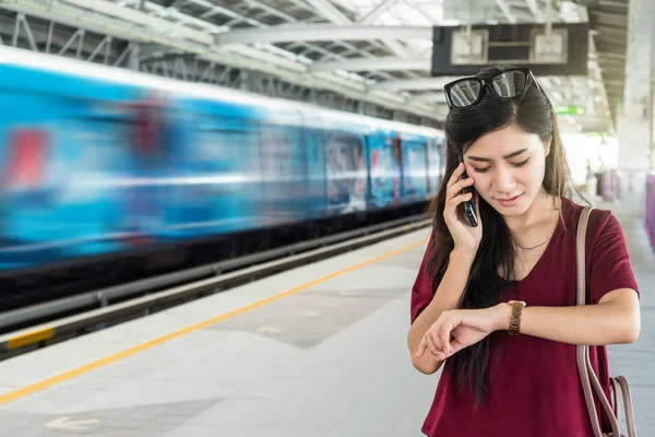 Pasajera Asiática Con Traje Casual Mirando Reloj Llamando Teléfono Móvil —  Fotos de Stock