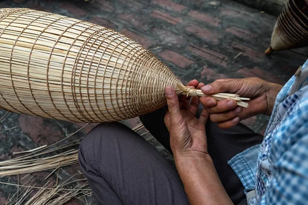 Closeup Old Vietnamese Female Craftsman Hands Making Traditional Bamboo Fish — Stock Photo, Image