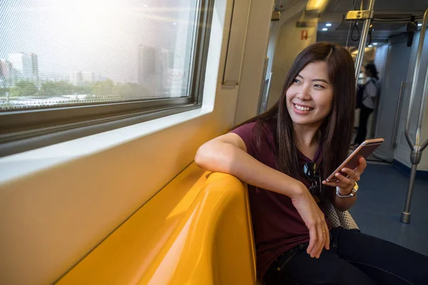 Ασιατικές Γυναίκα Επιβάτη Casual Κοστούμι Χρησιμοποιώντας Έξυπνο Κινητό Τηλέφωνο Του — Φωτογραφία Αρχείου