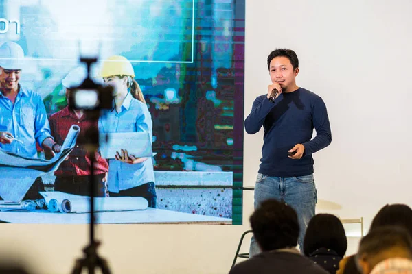 Closeup Portret Van Aziatische Luidspreker Met Casual Pak Het Podium — Stockfoto