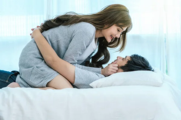 Closeup Ευτυχισμένη Ασίας Εραστή Φιλί Και Αγκαλιάζει Στο Κρεβάτι Στην — Φωτογραφία Αρχείου