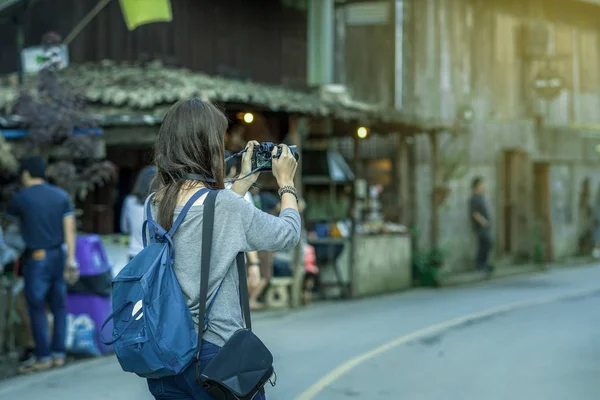 Dos Voyageur Asiatique Prenant Photo Dans Village Mae Kam Pong — Photo