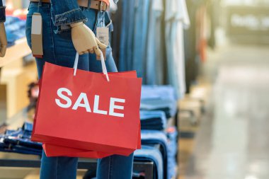 Erkek manken alışveriş, iş moda ve reklam kavramı için alışveriş mağazası satış kağıt alışveriş çantası holding rahat kıyafetler giymiş bir parçası