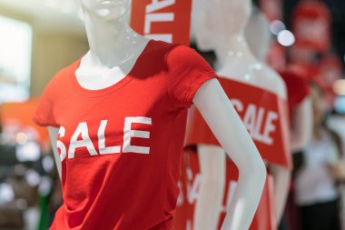 Satılık metin alışveriş, iş moda ve reklam kavramı için alışveriş mağazası bulunan rahat kıyafetler giymiş kadın manken parçası