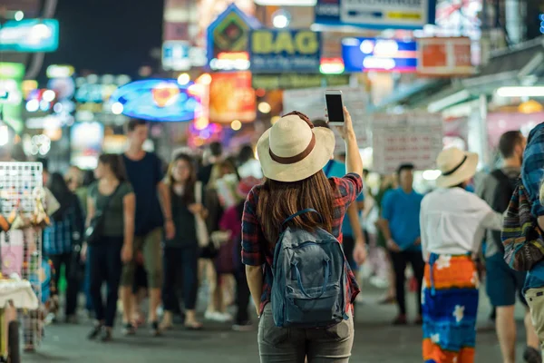 Hátoldalán Fiatal Ázsiai Vesz Fénykép Khaosan Road Sétáló Utcai Éjszaka — Stock Fotó