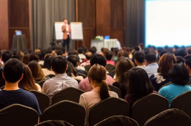 Konferans salonunun ya da seminer salonunun katılımcı arka planlı bulanık fotoğrafı
