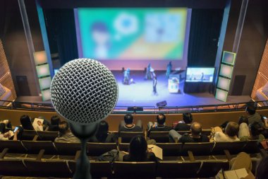 Mikrofon soyut fotoğraf ile katılan arka plan, iş ve eğitim kavramı konferans salonu veya toplantı odası bulanık