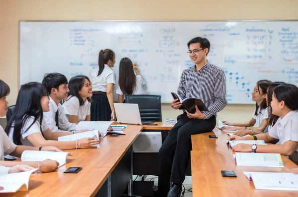 Profesora Asiática Impartiendo Clases Grupo Estudiantes Universitarios Aula Concepto Educación —  Fotos de Stock