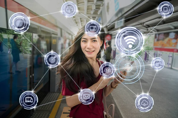 Asiatisk Kvinna Passagerare Passar Med Smarta Mobiltelefonen Trådlös Kommunikation Ansluta — Stockfoto