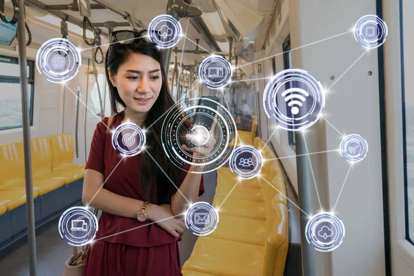 Asiatisk Kvinna Passagerare Passar Med Smarta Mobiltelefonen Trådlös Kommunikation Ansluta — Stockfoto