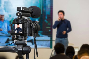 Profesyonel dijital aynasızlar kamera sahne seminer Asya hoparlöre, kamera video blog fotoğrafçı ya da Video ve teknoloji Live Streaming kavramı için kayıt tripod üzerinde mikrofon ile