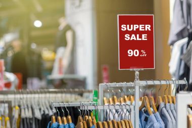 Satılık 90 sahte kapalı kadar gömlek alışveriş bölümü mağazasında alışveriş, iş moda ve reklam kavramı için yığını üzerinden görüntü kare ayarı tanıtımı