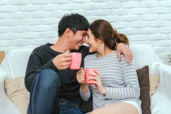 Glücklich Asiatische Liebhaber Küssen Und Umarmen Die Halten Eine Tasse — Stockfoto