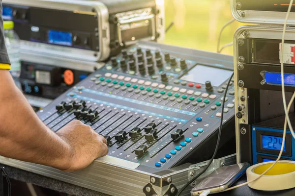 Nahaufnahme Hand Vorbereiten Passen Sie Das Audio Mischpult Musikalisches Konzept — Stockfoto