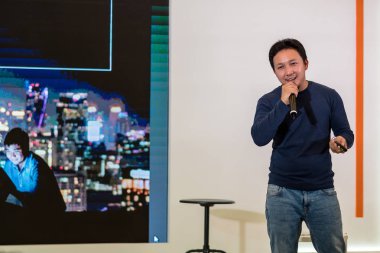 Sahne Alanı'ndaki iş veya eğitim seminer sunum ekran üzerinde rahat takım elbise ile Asya hoparlör closeup portresi