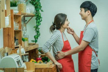 Asya sevgilisi ya da yemek ve modern ev, çift ve yaşam tarzı konsept mutfak odasında yemek tatma Çift.