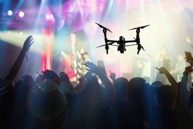 Konser kalabalık ve müzik fanclub songer önünde sahne, müzik ve konser kavramı takip Haritayı el eylem ile video ayırdığınız için uçan uçak silueti portre
