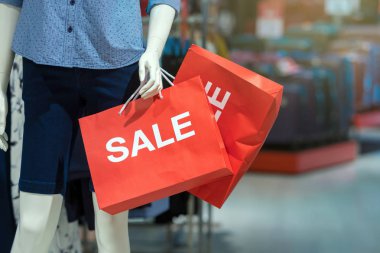 Erkek manken alışveriş, iş moda ve reklam kavramı için alışveriş mağazası satış kağıt alışveriş çantası holding rahat kıyafetler giymiş bir parçası