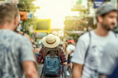 Küçük yürüyüş ve Khaosan, Bangkok, Tayland, seyahat ve Turizm kavramı akşamları street yürüyüş yolu görünümlü kadınlar Seyahat Asya tarafına geri
