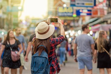 Genç kadın kavramı, Bangkok, Tayland, Thailand, seyahat ve Turizm gece fotoğraf Khaosan Road yürüyüş sokak alarak Seyahat Asya tarafına geri