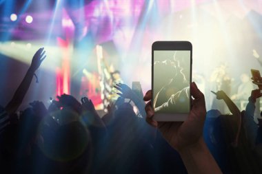 Mobil akıllı tutan el video kayıt alarak telefon ya da konser akışı kalabalık süper star songer ve müzik fanclub eylemle gösteri el, müzikal ve konser kavramı siluetleri ile yaşamak